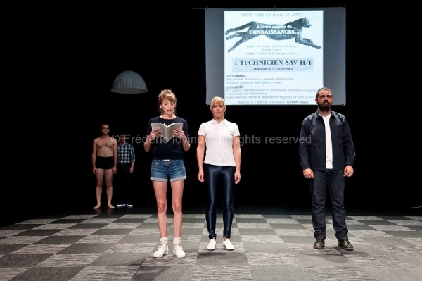 LETTRES DE NON-MOTIVATION (Vincent Thomasset, 2015) Filage du 28.08.2015 au Grand sud (Lille) Création du mardi 8 au vendredi 11 septembre 2105 au Festival La Bâtie, Genève (Suisse) Texte : Julien Prévieux - Conception, mise en scène : Vincent Thomasset .Avec : Anne Steffens, Michèle Gurtner, François Lewyllie,  David Arribe, Johann Cuny  - photographie © Frédéric Iovino