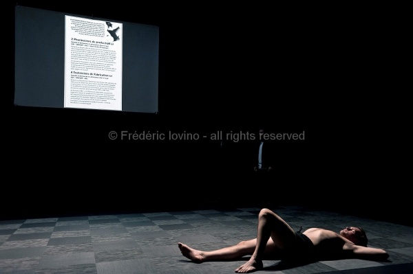 LETTRES DE NON-MOTIVATION (Vincent Thomasset, 2015) Filage du 28.08.2015 au Grand sud (Lille) Création du mardi 8 au vendredi 11 septembre 2105 au Festival La Bâtie, Genève (Suisse) Texte : Julien Prévieux - Conception, mise en scène : Vincent Thomasset .Avec : Johann Cuny,  François Lewyllie  - photographie © Frédéric Iovino