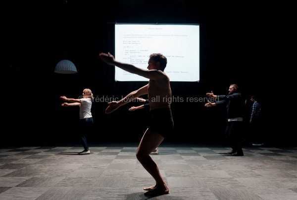 LETTRES DE NON-MOTIVATION (Vincent Thomasset, 2015) Filage du 28.08.2015 au Grand sud (Lille) Création du mardi 8 au vendredi 11 septembre 2105 au Festival La Bâtie, Genève (Suisse) Texte : Julien Prévieux - Conception, mise en scène : Vincent Thomasset .Avec : David Arribe, Johann Cuny, Michèle Gurtner, François Lewyllie, Anne Steffens  - photographie © Frédéric Iovino