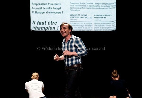 LETTRES DE NON-MOTIVATION (Vincent Thomasset, 2015) Filage du 28.08.2015 au Grand sud (Lille) Création du mardi 8 au vendredi 11 septembre 2105 au Festival La Bâtie, Genève (Suisse) Texte : Julien Prévieux - Conception, mise en scène : Vincent Thomasset .Avec : David Arribe,  Michèle Gurtner, Anne Steffens  - photographie © Frédéric Iovino