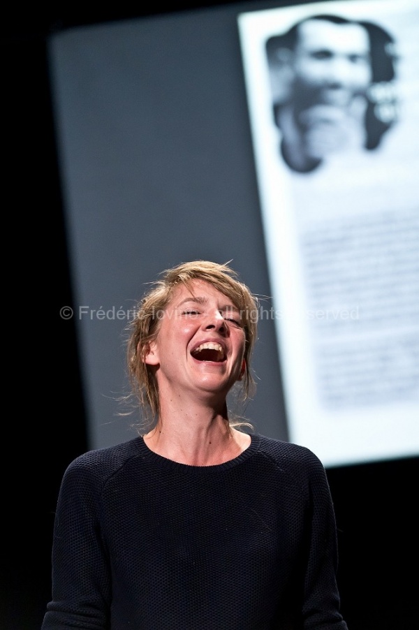 LETTRES DE NON-MOTIVATION (Vincent Thomasset, 2015) Filage du 28.08.2015 au Grand sud (Lille) Création du mardi 8 au vendredi 11 septembre 2105 au Festival La Bâtie, Genève (Suisse) Texte : Julien Prévieux - Conception, mise en scène : Vincent Thomasset .Avec :  Anne Steffens  - photographie © Frédéric Iovino