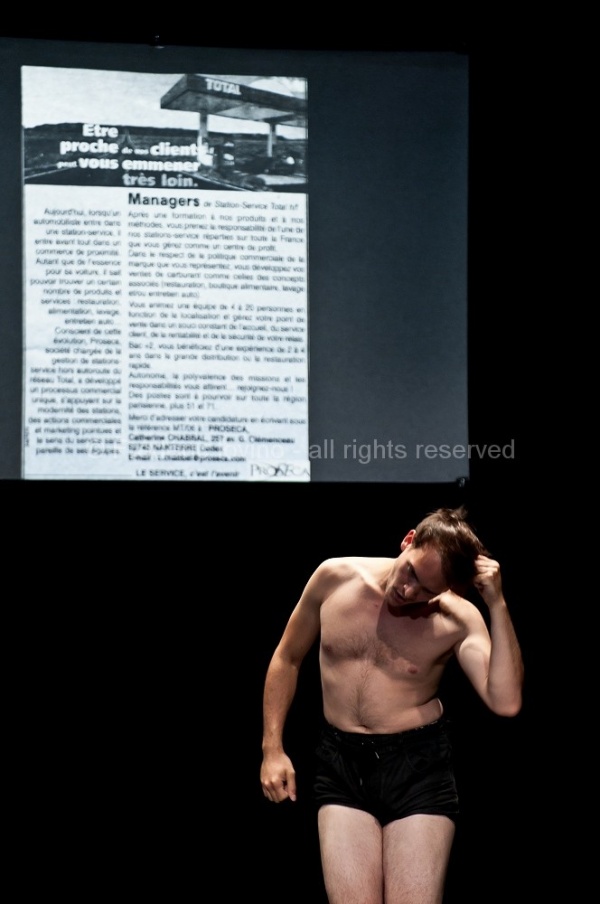 LETTRES DE NON-MOTIVATION (Vincent Thomasset, 2015) Filage du 28.08.2015 au Grand sud (Lille) Création du mardi 8 au vendredi 11 septembre 2105 au Festival La Bâtie, Genève (Suisse) Texte : Julien Prévieux - Conception, mise en scène : Vincent Thomasset .Avec : Johann Cuny  - photographie © Frédéric Iovino