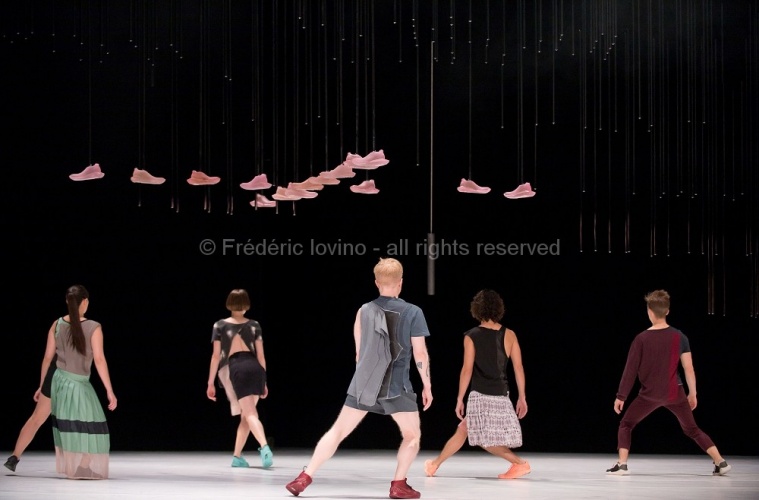 DBDDBB (DANIEL LINEHAN, 2015) - Du 03 au 05 novembre 2015 à l’opéra de Lille - Concept et chorégraphie : Daniel Linehan - Avec: Marcus Baldemar, Anneleen Keppens, Liz Kinoshita, Daniel Linehan, Victor Pérez Armero - Photographie © Frédéric Iovino