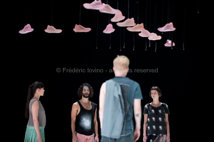 DBDDBB (DANIEL LINEHAN, 2015) - Du 03 au 05 novembre 2015 à l’opéra de Lille - Concept et chorégraphie : Daniel Linehan - Avec: Marcus Baldemar, Anneleen Keppens, Liz Kinoshita, Daniel Linehan, Victor Pérez Armero - Photographie © Frédéric Iovino