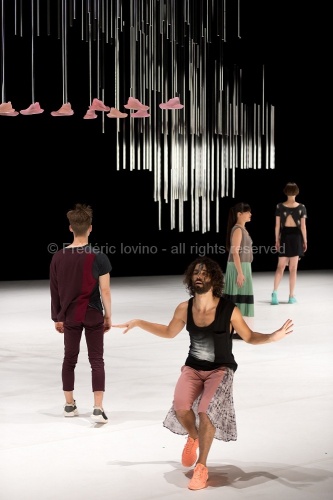 DBDDBB (DANIEL LINEHAN, 2015) - Du 03 au 05 novembre 2015 à l’opéra de Lille - Concept et chorégraphie : Daniel Linehan - Avec: Marcus Baldemar, Anneleen Keppens, Liz Kinoshita, Daniel Linehan, Victor Pérez Armero - Photographie © Frédéric Iovino