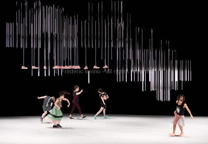 DBDDBB (DANIEL LINEHAN, 2015) - Du 03 au 05 novembre 2015 à l’opéra de Lille - Concept et chorégraphie : Daniel Linehan - Avec: Marcus Baldemar, Anneleen Keppens, Liz Kinoshita, Daniel Linehan, Victor Pérez Armero - Photographie © Frédéric Iovino