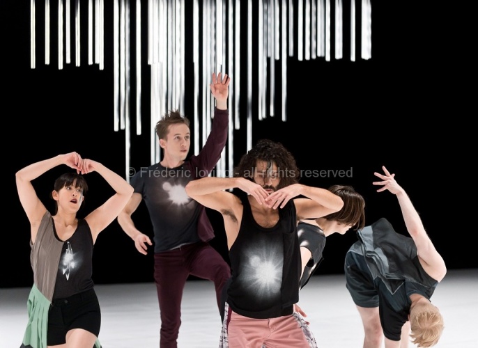 DBDDBB (DANIEL LINEHAN, 2015) - Du 03 au 05 novembre 2015 à l’opéra de Lille - Concept et chorégraphie : Daniel Linehan - Avec: Marcus Baldemar, Anneleen Keppens, Liz Kinoshita, Daniel Linehan, Victor Pérez Armero - Photographie © Frédéric Iovino