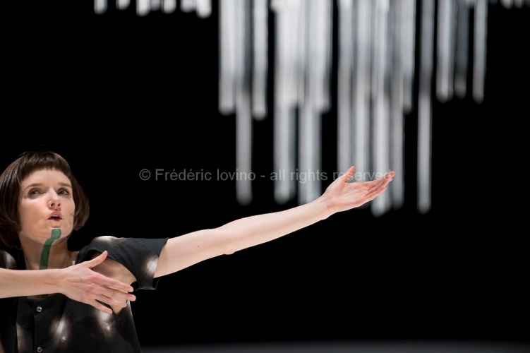 DBDDBB (DANIEL LINEHAN, 2015) - Du 03 au 05 novembre 2015 à l’opéra de Lille - Concept et chorégraphie : Daniel Linehan - Avec: Marcus Baldemar, Anneleen Keppens, Liz Kinoshita, Daniel Linehan, Victor Pérez Armero - Photographie © Frédéric Iovino
