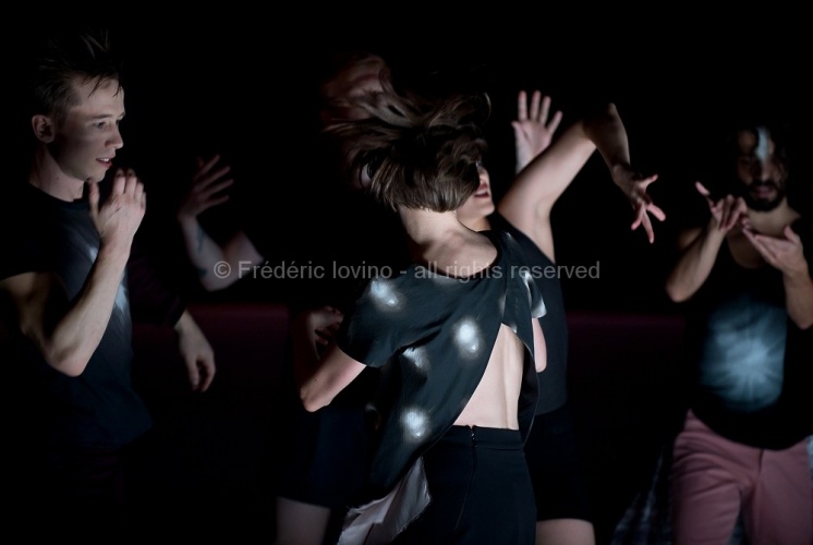 DBDDBB (DANIEL LINEHAN, 2015) - Du 03 au 05 novembre 2015 à l’opéra de Lille - Concept et chorégraphie : Daniel Linehan - Avec: Marcus Baldemar, Anneleen Keppens, Liz Kinoshita, Daniel Linehan, Victor Pérez Armero - Photographie © Frédéric Iovino