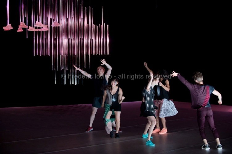 DBDDBB (DANIEL LINEHAN, 2015) - Du 03 au 05 novembre 2015 à l’opéra de Lille - Concept et chorégraphie : Daniel Linehan - Avec: Marcus Baldemar, Anneleen Keppens, Liz Kinoshita, Daniel Linehan, Victor Pérez Armero - Photographie © Frédéric Iovino