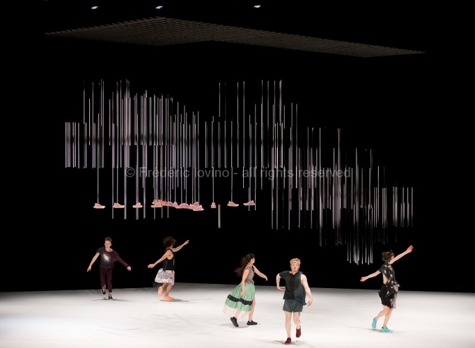 DBDDBB (DANIEL LINEHAN, 2015) - Du 03 au 05 novembre 2015 à l’opéra de Lille - Concept et chorégraphie : Daniel Linehan - Avec: Marcus Baldemar, Anneleen Keppens, Liz Kinoshita, Daniel Linehan, Victor Pérez Armero - Photographie © Frédéric Iovino