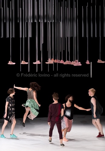 DBDDBB (DANIEL LINEHAN, 2015) - Du 03 au 05 novembre 2015 à l’opéra de Lille - Concept et chorégraphie : Daniel Linehan - Avec: Marcus Baldemar, Anneleen Keppens, Liz Kinoshita, Daniel Linehan, Victor Pérez Armero - Photographie © Frédéric Iovino
