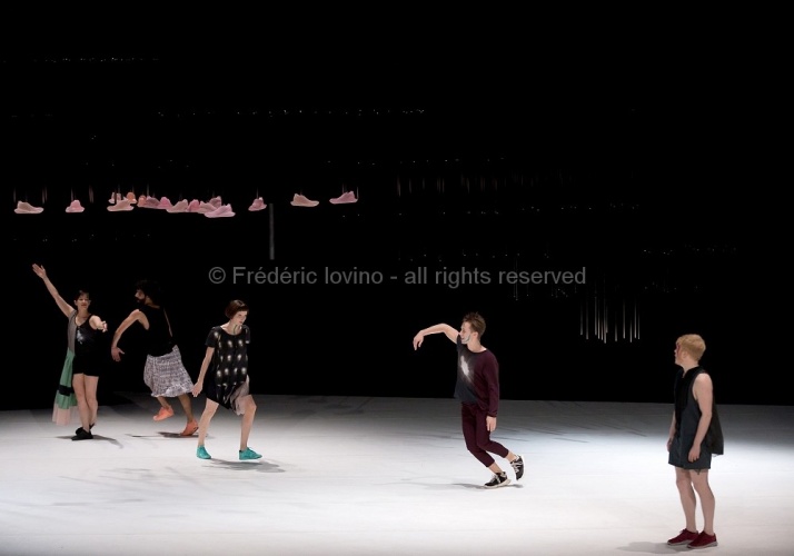 DBDDBB (DANIEL LINEHAN, 2015) - Du 03 au 05 novembre 2015 à l’opéra de Lille - Concept et chorégraphie : Daniel Linehan - Avec: Marcus Baldemar, Anneleen Keppens, Liz Kinoshita, Daniel Linehan, Victor Pérez Armero - Photographie © Frédéric Iovino