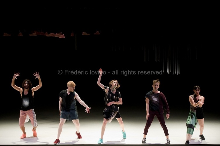 DBDDBB (DANIEL LINEHAN, 2015) - Du 03 au 05 novembre 2015 à l’opéra de Lille - Concept et chorégraphie : Daniel Linehan - Avec: Marcus Baldemar, Anneleen Keppens, Liz Kinoshita, Daniel Linehan, Victor Pérez Armero - Photographie © Frédéric Iovino