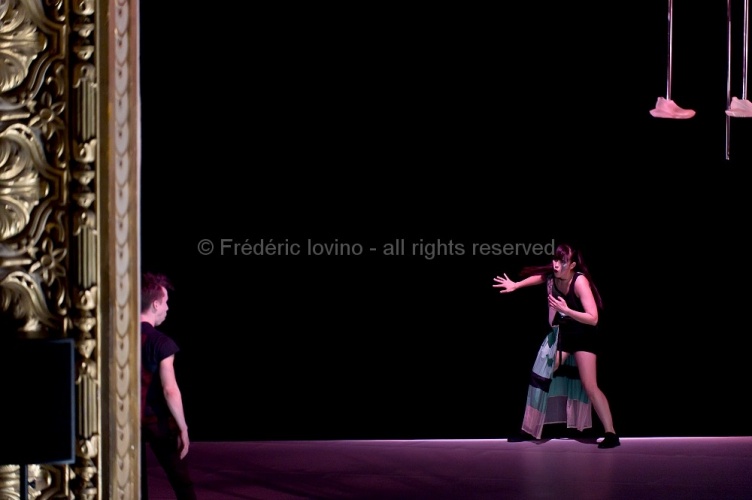 DBDDBB (DANIEL LINEHAN, 2015) - Du 03 au 05 novembre 2015 à l’opéra de Lille - Concept et chorégraphie : Daniel Linehan - Avec: Marcus Baldemar, Anneleen Keppens, Liz Kinoshita, Daniel Linehan, Victor Pérez Armero - Photographie © Frédéric Iovino