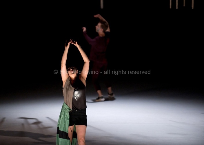 DBDDBB (DANIEL LINEHAN, 2015) - Du 03 au 05 novembre 2015 à l’opéra de Lille - Concept et chorégraphie : Daniel Linehan - Avec: Marcus Baldemar, Anneleen Keppens, Liz Kinoshita, Daniel Linehan, Victor Pérez Armero - Photographie © Frédéric Iovino