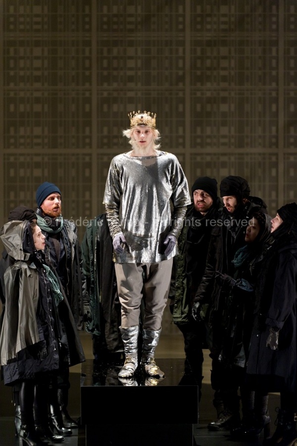 MARTA (Ludovic Lagadre, 2016)Du 13 au 21 mars 2016 à l'opéra de Lille.Opéra de Wolfgang Mitterer (né en 1958), Mise en scène: Ludovic Lagarde, Direction musicale: Clement Power,Avec:  Martin Mairinger, Les Cris de Paris (ensemble vocal) - Photographie ©  Frédéric IOVINO