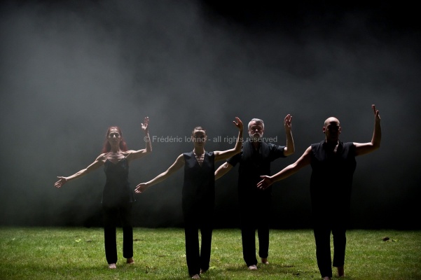 AVANT TOUTES DISPARITIONS (Thomas Lebrun, 2016) - Du 17 au 20 Mai 2016 au Théâtre National de Chaillot, Paris - Chorégraphie: Thomas Lebrun - Interprétation: Odile Azagury, Maxime Camo, Anthony Cazaux, Raphaël Cottin, Anne-Emmanuelle Deroo, Anne-Sophie Lancelin, Daniel Larrieu, Thomas Lebrun, Matthieu Patarozzi, Léa Scher, Yohann Têté, Julien-Henri Vu Van Dung - photographie © Frédéric Iovino