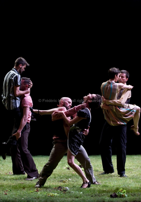 AVANT TOUTES DISPARITIONS (Thomas Lebrun, 2016) - Du 17 au 20 Mai 2016 au Théâtre National de Chaillot, Paris - Chorégraphie: Thomas Lebrun - Interprétation: Odile Azagury, Maxime Camo, Anthony Cazaux, Raphaël Cottin, Anne-Emmanuelle Deroo, Anne-Sophie Lancelin, Daniel Larrieu, Thomas Lebrun, Matthieu Patarozzi, Léa Scher, Yohann Têté, Julien-Henri Vu Van Dung - photographie © Frédéric Iovino