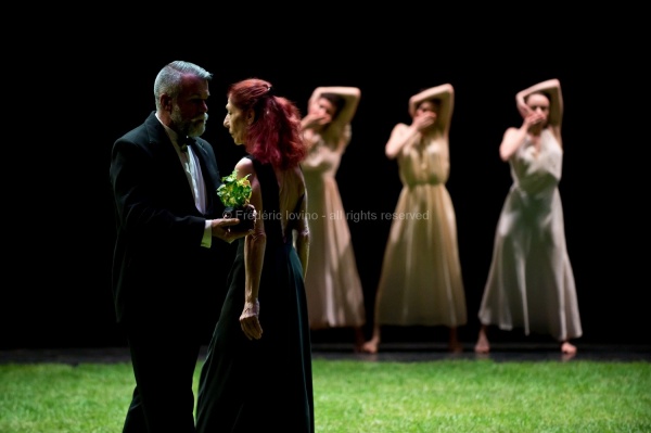 AVANT TOUTES DISPARITIONS (Thomas Lebrun, 2016) - Du 17 au 20 Mai 2016 au Théâtre National de Chaillot, Paris - Chorégraphie: Thomas Lebrun - Interprétation: Odile Azagury, Maxime Camo, Anthony Cazaux, Raphaël Cottin, Anne-Emmanuelle Deroo, Anne-Sophie Lancelin, Daniel Larrieu, Thomas Lebrun, Matthieu Patarozzi, Léa Scher, Yohann Têté, Julien-Henri Vu Van Dung - photographie © Frédéric Iovino