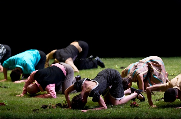 AVANT TOUTES DISPARITIONS (Thomas Lebrun, 2016) - Du 17 au 20 Mai 2016 au Théâtre National de Chaillot, Paris - Chorégraphie: Thomas Lebrun - Interprétation: Odile Azagury, Maxime Camo, Anthony Cazaux, Raphaël Cottin, Anne-Emmanuelle Deroo, Anne-Sophie Lancelin, Daniel Larrieu, Thomas Lebrun, Matthieu Patarozzi, Léa Scher, Yohann Têté, Julien-Henri Vu Van Dung - photographie © Frédéric Iovino