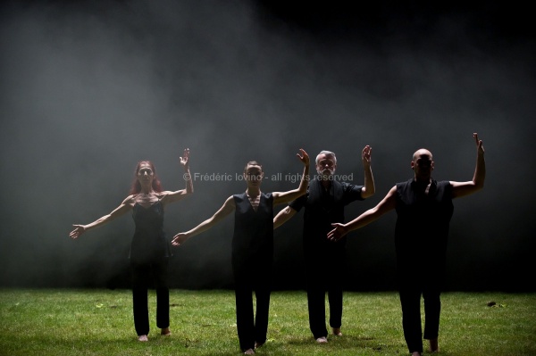 AVANT TOUTES DISPARITIONS (Thomas Lebrun, 2016) - Du 17 au 20 Mai 2016 au Théâtre National de Chaillot, Paris - Chorégraphie: Thomas Lebrun - Interprétation: Odile Azagury, Maxime Camo, Anthony Cazaux, Raphaël Cottin, Anne-Emmanuelle Deroo, Anne-Sophie Lancelin, Daniel Larrieu, Thomas Lebrun, Matthieu Patarozzi, Léa Scher, Yohann Têté, Julien-Henri Vu Van Dung - photographie © Frédéric Iovino