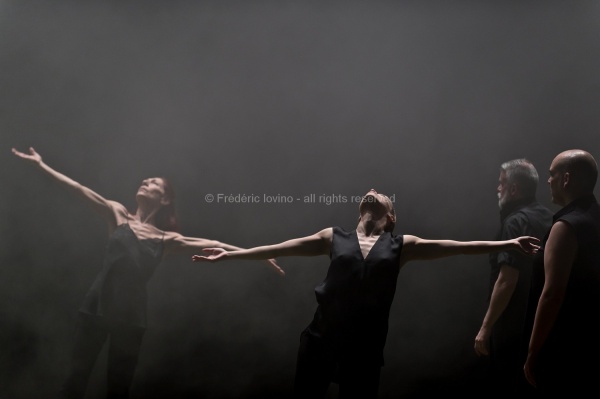 AVANT TOUTES DISPARITIONS (Thomas Lebrun, 2016) - Du 17 au 20 Mai 2016 au Théâtre National de Chaillot, Paris - Chorégraphie: Thomas Lebrun - Interprétation: Odile Azagury, Maxime Camo, Anthony Cazaux, Raphaël Cottin, Anne-Emmanuelle Deroo, Anne-Sophie Lancelin, Daniel Larrieu, Thomas Lebrun, Matthieu Patarozzi, Léa Scher, Yohann Têté, Julien-Henri Vu Van Dung - photographie © Frédéric Iovino