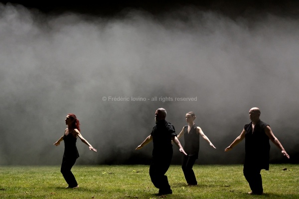 AVANT TOUTES DISPARITIONS (Thomas Lebrun, 2016) - Du 17 au 20 Mai 2016 au Théâtre National de Chaillot, Paris - Chorégraphie: Thomas Lebrun - Interprétation: Odile Azagury, Maxime Camo, Anthony Cazaux, Raphaël Cottin, Anne-Emmanuelle Deroo, Anne-Sophie Lancelin, Daniel Larrieu, Thomas Lebrun, Matthieu Patarozzi, Léa Scher, Yohann Têté, Julien-Henri Vu Van Dung - photographie © Frédéric Iovino