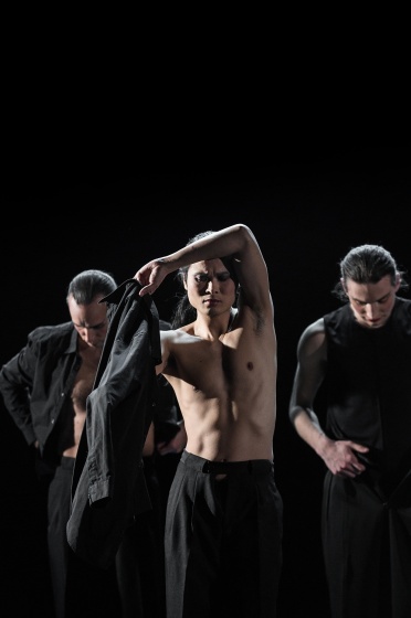 SOUS LES FLEURS (Thomas Lebrun, pré-séance le 15 février 2023 au CCNT)  - Photographie Frédéric IOVINO