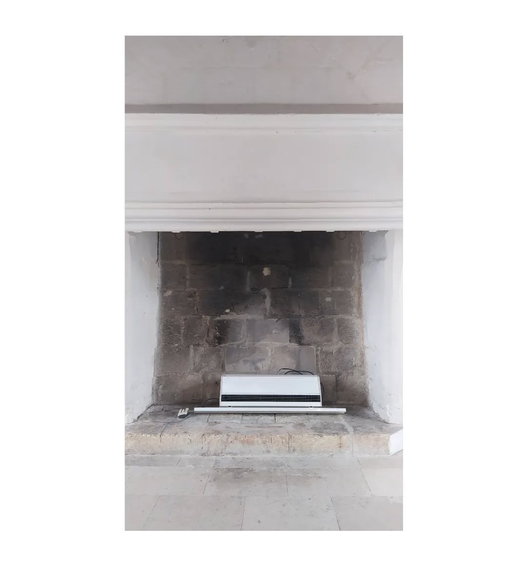 "Le théâtre des opérations" - Work in progress 2022 - ©F.Iovino #photographer #photoseries #photography #workinprogress  #staged #contemporaryphotography  #photography #absentbody #scene #stilllife #absence #chimney #warmer #castle