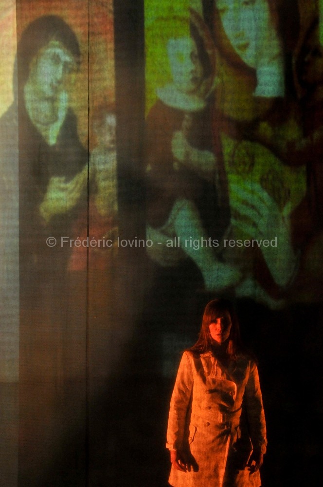 " BLIND MOVIES " par La compagnie Les Sangs Cailloux - Ecriture, realisation, montage et mise en scene : Pascal Marquilly - Avec: Ellenore Lemattre . Les 25 et 26 fevrier 2010 a La Condition Publique / Roubaix . photographie © Frédéric Iovino