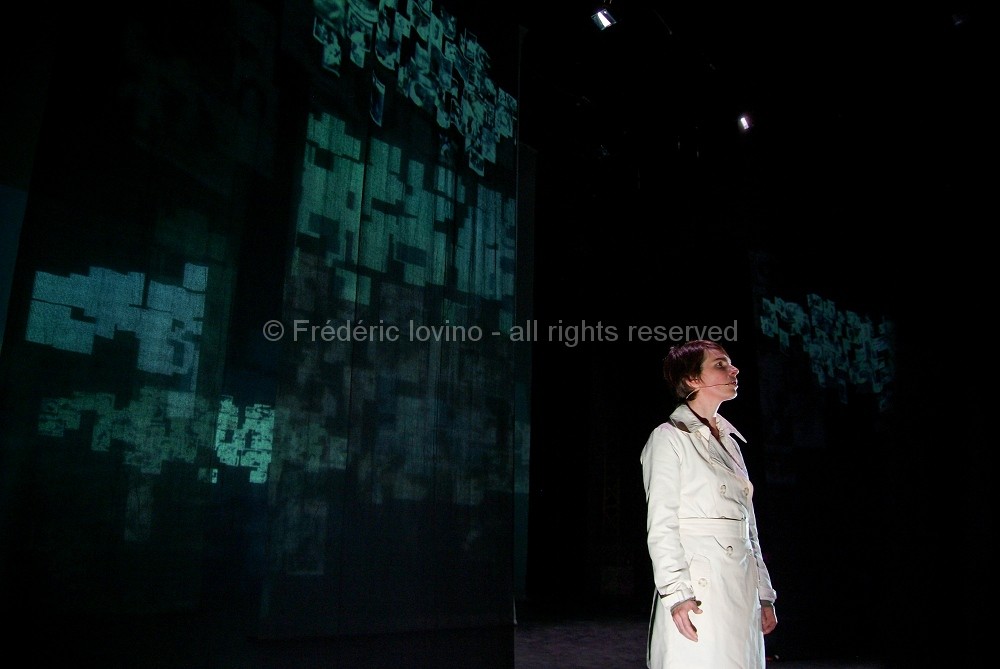 " BLIND MOVIES " par La compagnie Les Sangs Cailloux - Ecriture, realisation, montage et mise en scene : Pascal Marquilly - Avec: Sophie Boulanger . Les 25 et 26 fevrier 2010 a La Condition Publique / Roubaix - photographie © Frédéric Iovino