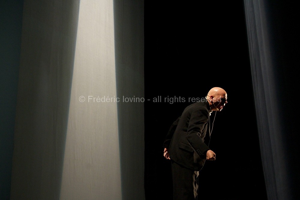 " BLIND MOVIES " par La compagnie Les Sangs Cailloux - Ecriture, realisation, montage et mise en scene : Pascal Marquilly - Avec: Carmelo Carpenito . Les 25 et 26 fevrier 2010 a La Condition Publique / Roubaix - photographie © Frédéric Iovino