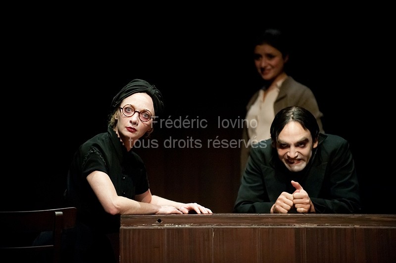 AU BOIS LACTÉ de Dylan Thomas, version scénique et mise en scène Stuart Seide au Théâtre du Nord à Lille du 26 septembre 2012 au 12 octobre 2012.Avec Noémie Gantier, Jonathan Heckel, Caroline Mounier - photographie © Frédéric Iovino