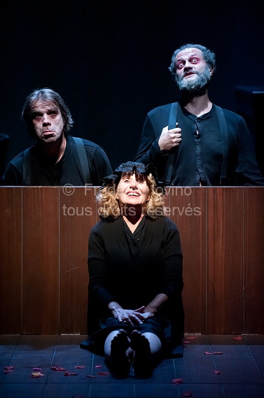 AU BOIS LACTÉ de Dylan Thomas, version scénique et mise en scène Stuart Seide au Théâtre du Nord à Lille du 26 septembre 2012 au 12 octobre 2012.Avec Jonathan Heckel, Hélène Theunissen, Eric Castex - photographie© Frédéric Iovino