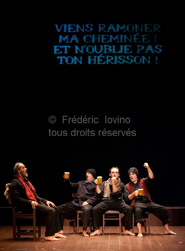 AU BOIS LACTÉ de Dylan Thomas, version scénique et mise en scène Stuart Seide au Théâtre du Nord à Lille du 26 septembre 2012 au 12 octobre 2012.Avec Eric Castex, Christophe Carassou, Jonathan Heckel , Vincent Schmitt - photographie© Frédéric Iovino