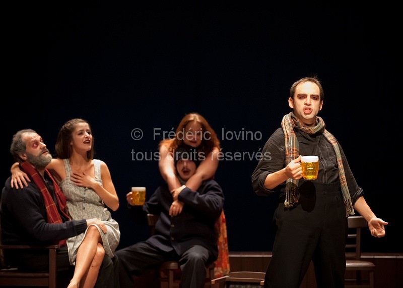 AU BOIS LACTÉ de Dylan Thomas, version scénique et mise en scène Stuart Seide au Théâtre du Nord à Lille du 26 septembre 2012 au 12 octobre 2012.Avec Eric Castex, Noémie Gantier, Christophe Carassou, Lucie Boissonneau, Jonathan Heckel - photographie© Frédéric Iovino