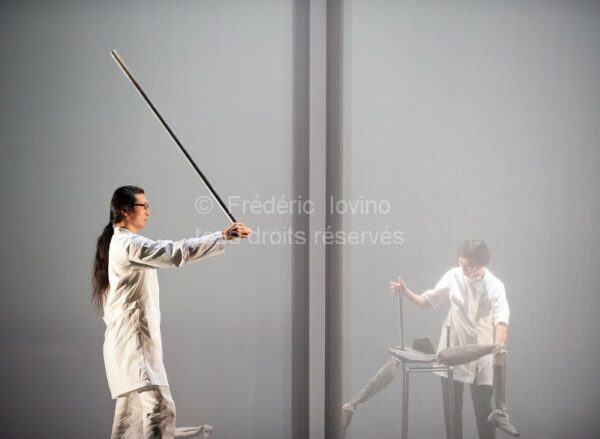 NO FOCUS , Mise en scène: François Verret à l'Opéra de Lille du 09 au 11 octobre 2012.Avec: Yutaka Takei, Chiharu Mamiya. Photographie © Frédéric Iovino