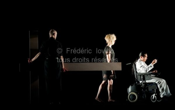 NO FOCUS , Mise en scène: François Verret à l'Opéra de Lille du 09 au 11 octobre 2012.Avec: Jean-Christophe Paré , Vilma Pitrinaite, Yutaka Takei - photographie © Frédéric Iovino