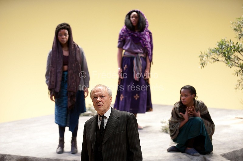RETOUR À ARGOS du 15 au 28 mars 2013 au Théâtre du Nord à Lille. Mise en scène: Irène Bonnaud. Avec Astrid Bayiha, Ludmilla Dabo, Laetitia Bi Benie, Jean-Baptiste Malartre - photographie © Frédéric Iovino
