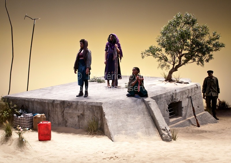RETOUR À ARGOS du 15 au 28 mars 2013 au Théâtre du Nord à Lille. Mise en scène: Irène Bonnaud. Avec Avec Astrid Bayiha, Ludmilla Dabo, Laetitia Bi Benie, Jean-Baptiste Malartre, Boubacar Samb - photographie © Frédéric Iovino