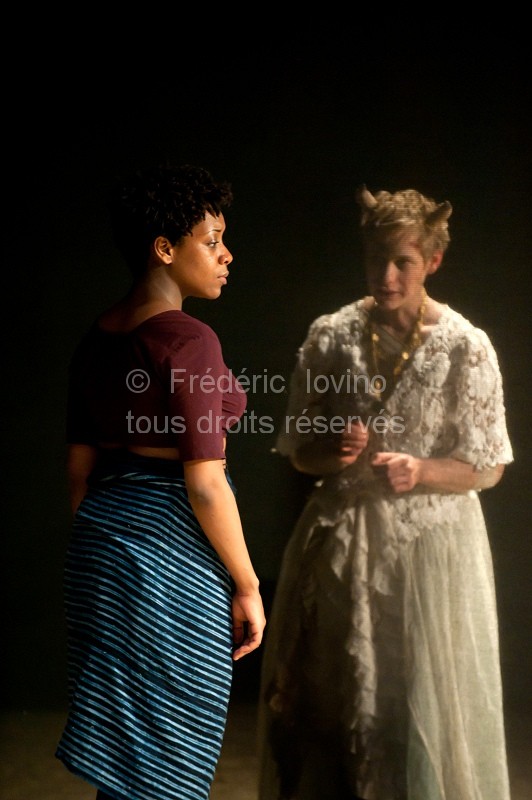 RETOUR À ARGOS du 15 au 28 mars 2013 au Théâtre du Nord à Lille. Mise en scène: Irène Bonnaud. Avec Astrid Bayiha, Adeline Guillot - photographie © Frédéric Iovino