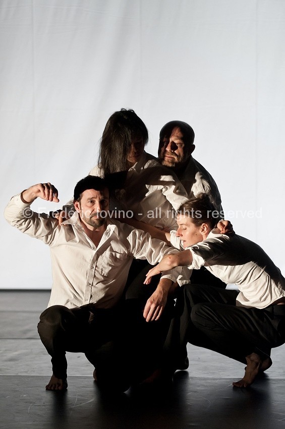 UNE PIECE MANQUANTE (Cécile Loyer, 2014) - Etape de création et répétition publique le 03 octobre 2014 au Gymnase CDC à Roubaix.Chorégraphie : Cecile Loyer Interprétation: Eric Fessenmeyer, Cecile Loyer, Eric Domeneghetty, Mai Ishiwata - photographie © Frédéric Iovino