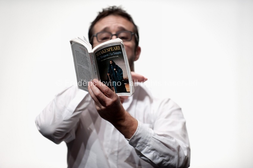 UNE PIECE MANQUANTE (Cécile Loyer, 2014) - Etape de création et répétition publique le 03 octobre 2014 au Gymnase CDC à Roubaix.Chorégraphie : Cecile Loyer Interprétation: Eric Domeneghetty - photographie © Frédéric Iovino