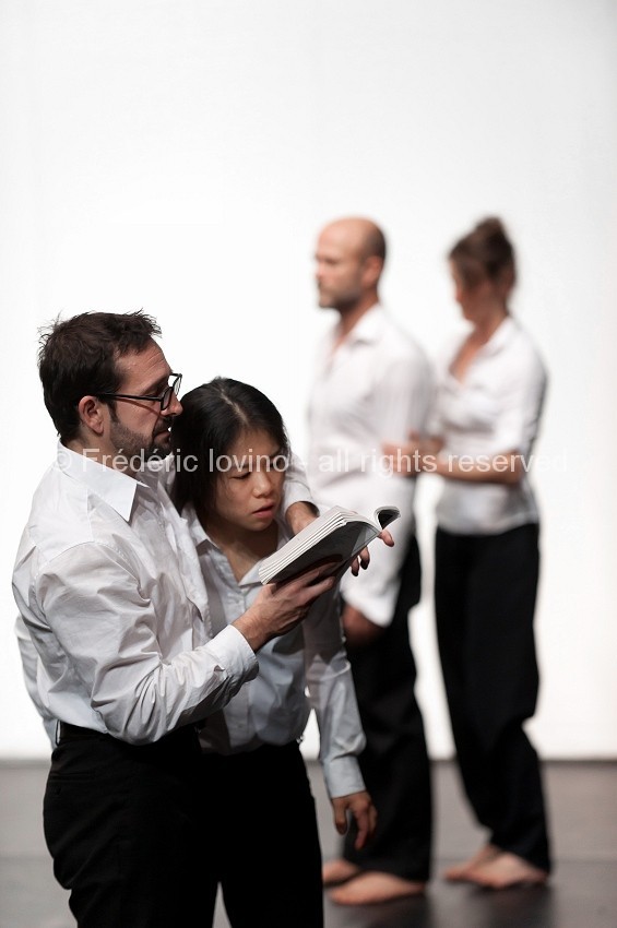 UNE PIECE MANQUANTE (Cécile Loyer, 2014) - Etape de création et répétition publique le 03 octobre 2014 au Gymnase CDC à Roubaix.Chorégraphie : Cecile Loyer Interprétation: Eric Domeneghetty, Mai Ishiwata, Eric Fessenmeyer, Cecile Loyer - photographie © Frédéric Iovino