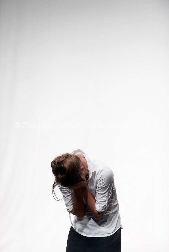 UNE PIECE MANQUANTE (Cécile Loyer, 2014) - Etape de création et répétition publique le 03 octobre 2014 au Gymnase CDC à Roubaix.Chorégraphie : Cecile Loyer Interprétation: Cecile Loyer - photographie © Frédéric Iovino