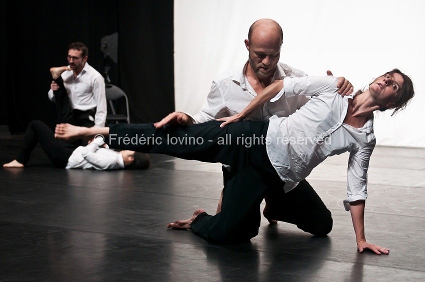UNE PIECE MANQUANTE (Cécile Loyer, 2014) - Etape de création et répétition publique le 03 octobre 2014 au Gymnase CDC à Roubaix.Chorégraphie : Cecile Loyer Interprétation: Eric Fessenmeyer, Cecile Loyer, Eric Domeneghetty, Mai Ishiwata - photographie © Frédéric Iovino
