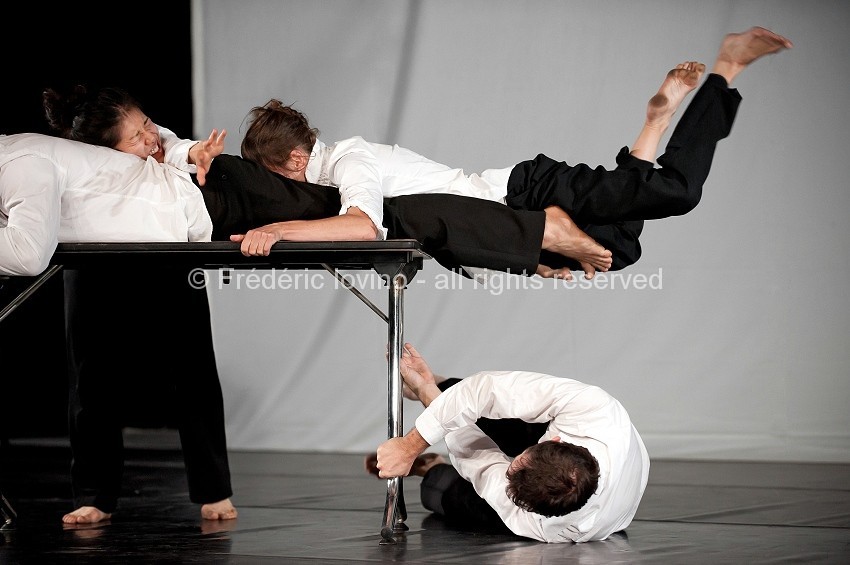 UNE PIECE MANQUANTE (Cécile Loyer, 2014) - Etape de création et répétition publique le 03 octobre 2014 au Gymnase CDC à Roubaix.Chorégraphie : Cecile Loyer Interprétation: Eric Fessenmeyer, Mai Ishiwata, Cecile Loyer, Eric Domeneghetty - photographie © Frédéric Iovino