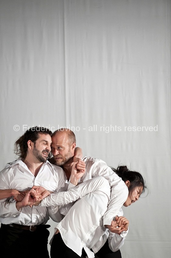 UNE PIECE MANQUANTE (Cécile Loyer, 2014) - Etape de création et répétition publique le 03 octobre 2014 au Gymnase CDC à Roubaix.Chorégraphie : Cecile Loyer Interprétation: Eric Domeneghetty, Eric Fessenmeyer, Mai Ishiwata - photographie © Frédéric Iovino