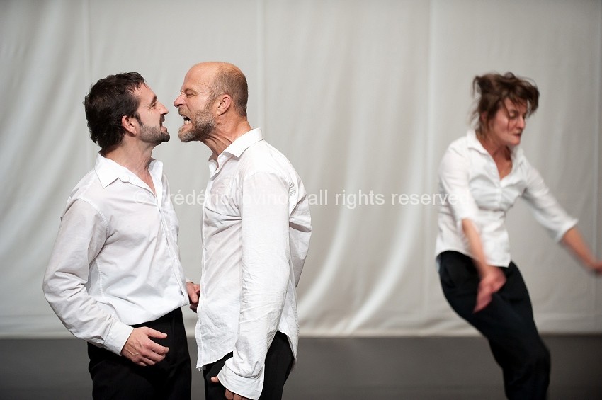 UNE PIECE MANQUANTE (Cécile Loyer, 2014) - Etape de création et répétition publique le 03 octobre 2014 au Gymnase CDC à Roubaix.Chorégraphie : Cecile Loyer Interprétation: Eric Domeneghetty, Eric Fessenmeyer, Cecile Loyer - photographie © Frédéric Iovino